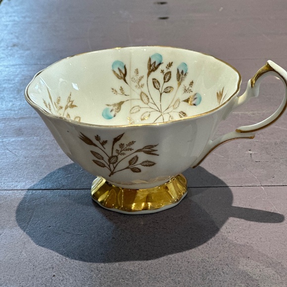 QUEEN ANNE Bone China vintage tea cup from 1950's - Picture 1 of 6